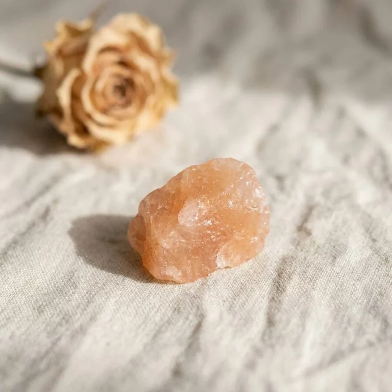 Illustration de aventurine orange à l’état brut sur un tissu en lin écru