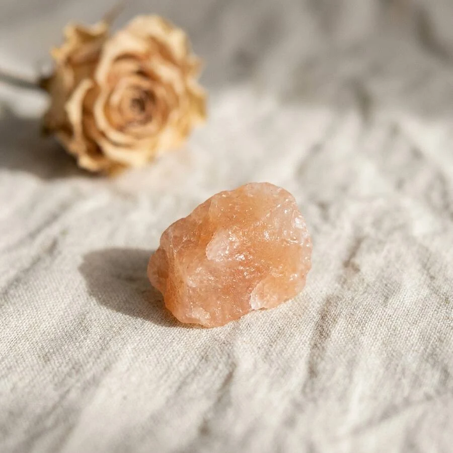 Illustration de aventurine orange à l’état brut sur un tissu en lin écru