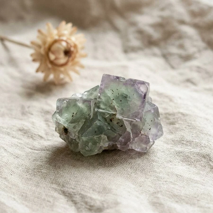 Illustration de fluorite à l’état brut sur un tissu en lin écru