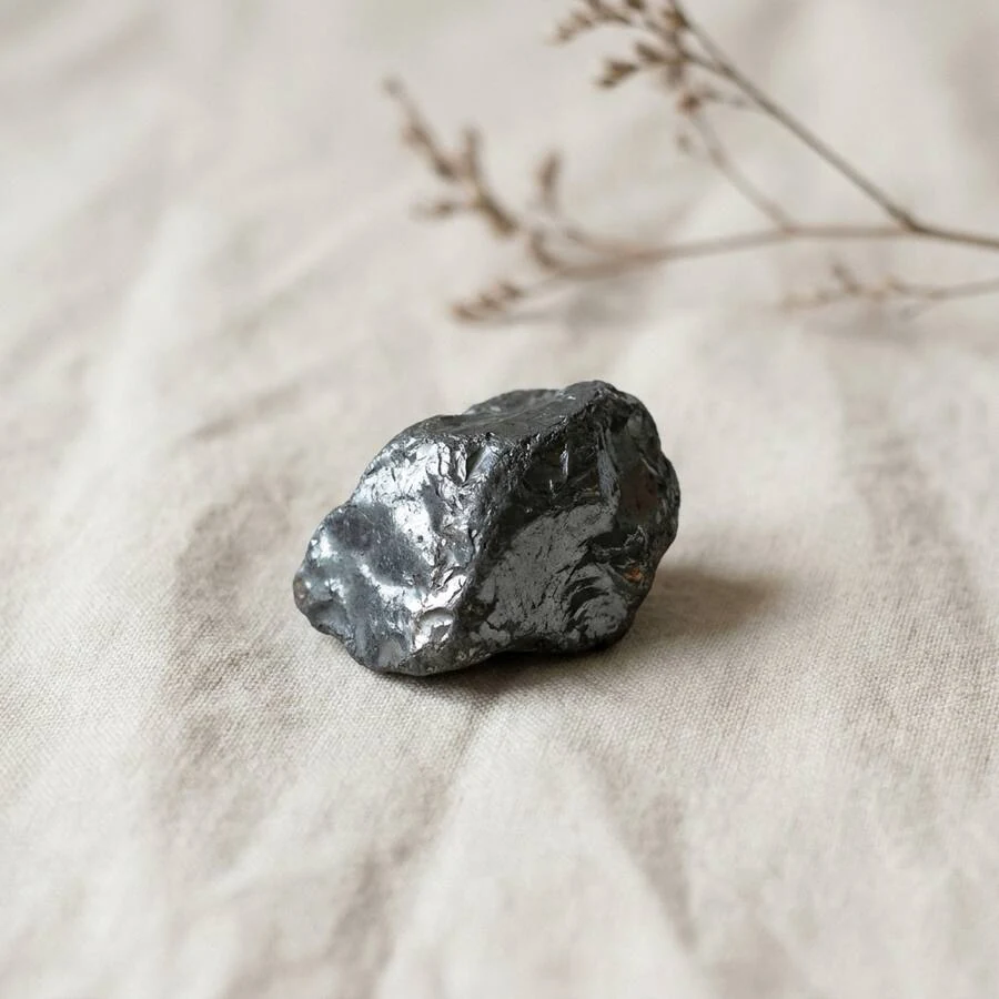 Illustration de hématite à l’état brut sur un tissu en lin écru