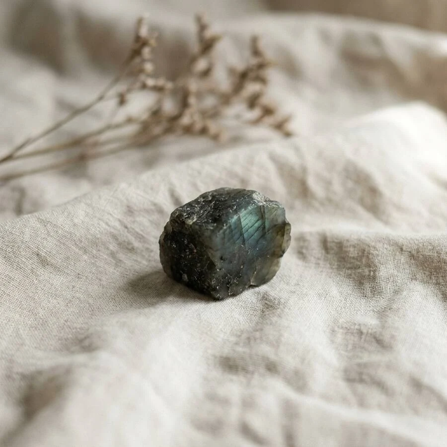 Illustration de labradorite à l’état brut sur un tissu en lin écru
